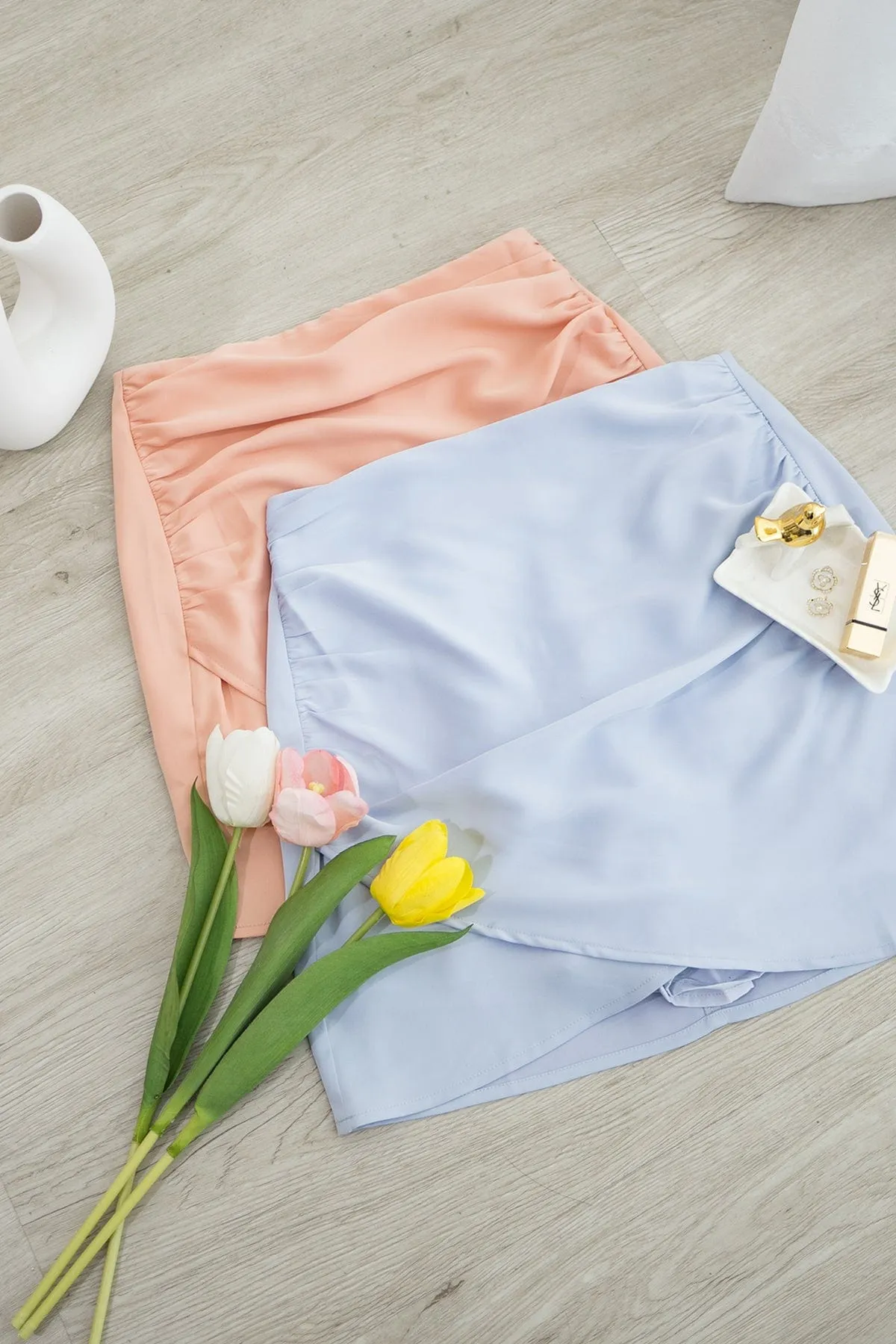 CAPRI RUCHED SATIN SKORTS IN PEACH HEAVEN